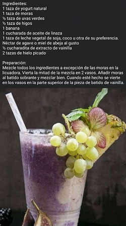 Batido de yogur, plátano, higos, uva y mora