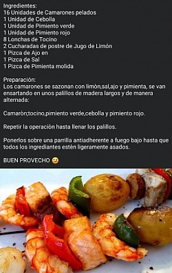 Brochetas de camarón asado